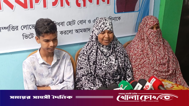 আপন বড় ভাইয়ের অত্যাচারে বিধবা ছোট বোন পারভীন আক্তার একমাএ ছেলেকে নিয়ে বাড়ী ছাড়া আইনের দরজায় ঘুরছে সঠিক বিচারের জন্য।
