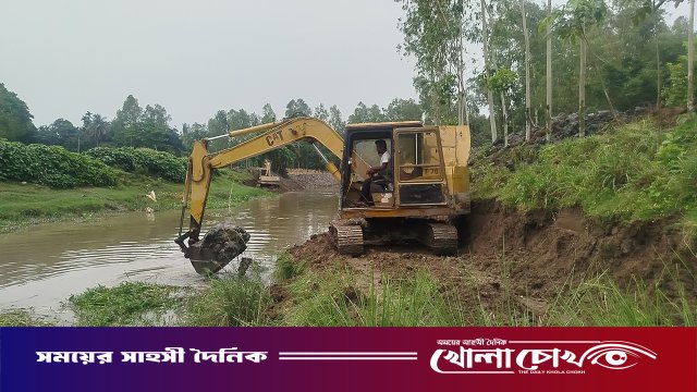 কাগজে-কলমে ৫৯ শ্রমিক, বাস্তবে ভেকু দিয়ে চলছে খাল খনন