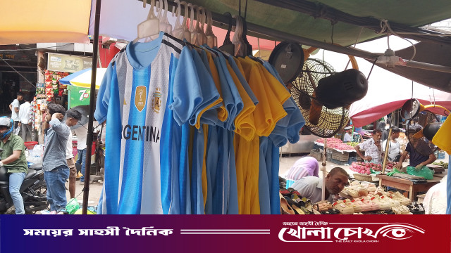 আর্জেন্টিনার প্রথম ম্যাচ ঘিরে ফরিদপুরে জার্সি ও পতাকার বিক্রি বেড়েছে