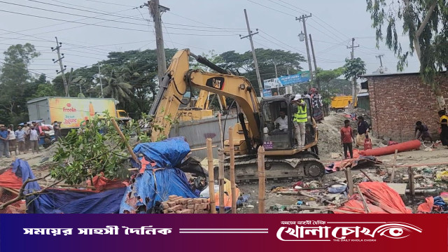 ঝুপড়ি ঘরে এসি এবং সিসি ক্যামেরার রাজকীয় মাদক আস্তানা গুঁড়িয়ে দিল প্রশাসন