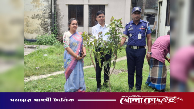 জলঢাকায় জেলা প্রশাসকের বিভিন্ন সরকারি দপ্তর ও উন্নয়ন প্রকল্প পরিদর্শন