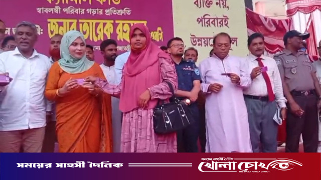 বোয়ালমারীতে আনুষ্ঠানিকভাবে ফ্যামিলি কার্ড বিতরণ কার্যক্রমের উদ্বোধন
