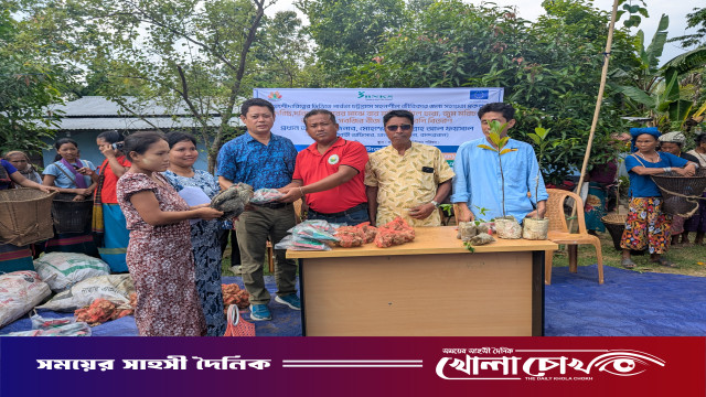 থানচিতে পাহাড়ি কৃষকদের মাঝে ফলজ চারা আদা ও সবজি বীজ বিতরণ