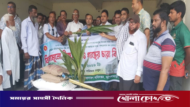 আগৈলঝাড়ায় কৃষকদের মাঝে সার-বীজ ও গাছের চারা বিতরণ