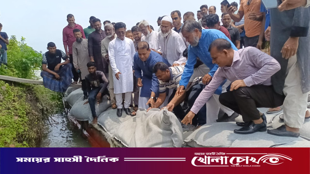 মাদারীপুরে নদীভাঙন রোধে জিও ব্যাগ ফেলার উদ্বোধন উপস্থিত এমপি আনিসুর রহমান