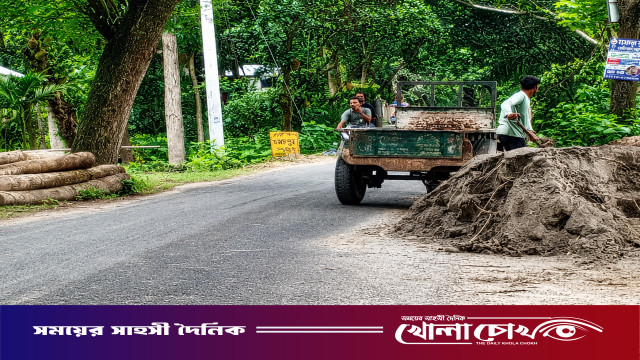 সড়কে ইট-বালু লোড-আনলোড, বাড়ছে দুর্ঘটনার ঝুঁকি
