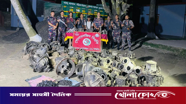 সোনামসজিদ সীমান্তে ভারতীয় ট্রাকের যন্ত্রাংশসহ চোরাকারবারি আটক