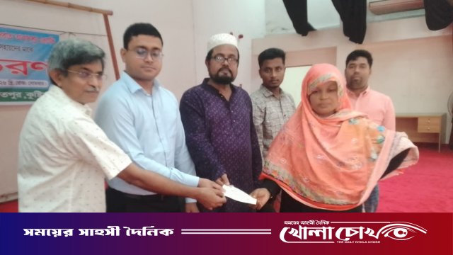 দৌলতপুরে প্রধানমন্ত্রীর ত্রাণ তহবিলের অনুদানের চেক বিতরণ