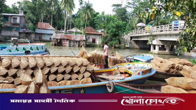 নাজিরপুরে জমে উঠেছে মাছ ধরা যন্ত্রের হাট