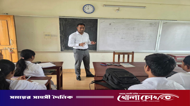 বিদ্যালয় পরিদর্শনে গিয়ে দশম শ্রেণির শিক্ষার্থীদের ক্লাস নিলেন ইউএনও