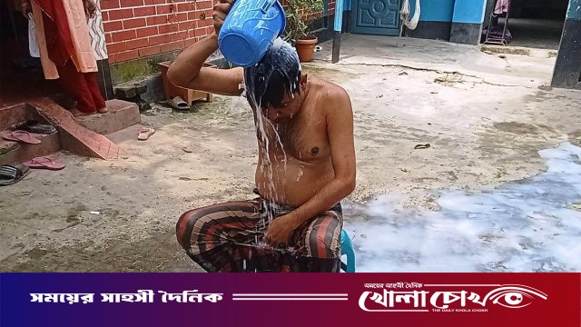 দুধ দিয়ে গোসল করে রাজনীতি ছাড়ার ঘোষণা