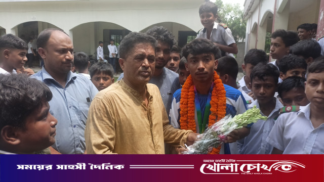 অনূর্ধ্ব-১৭ ফুটবলে জাতীয় পর্যায়ে জেলা চ্যাম্পিয়ন দলের সদস্য ফারদিনকে ফুলেল সংবর্ধনা প্রদান