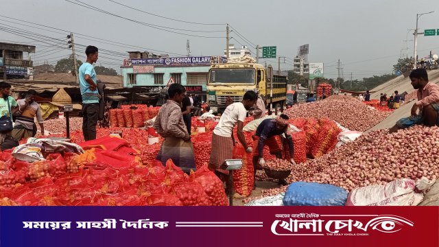 ফরিদপুরে পেঁয়াজের বাম্পার ফলনেও কৃষকের মাথায় হাত, উঠছে না উৎপাদন খরচও