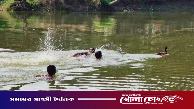 ফরিদপুরে প্রথমবারের মতো ঐতিহ্যবাহী ‘হাঁস খেলা’: পুকুরপাড়ে মানুষের ঢল