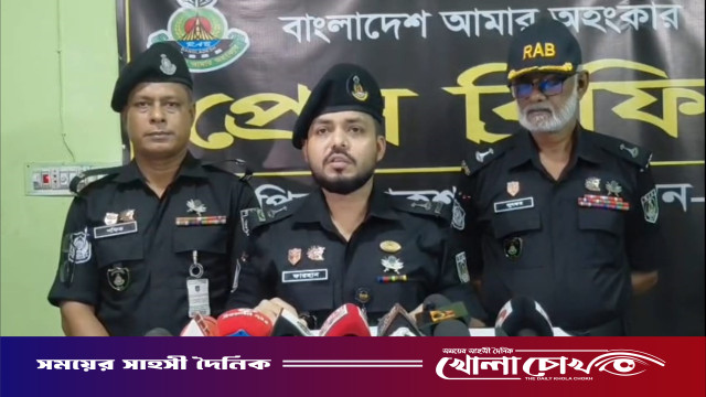 ফরিদপুরে ২৬ লাখ টাকার স্কাফ সিরাপসহ মাদক ব্যবসায়ী গ্রেপ্তার- প্রাইভেটকার জব্দ