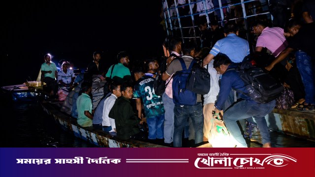 পদ্মার চরে আটকা পড়ল লঞ্চ, যেভাবে উদ্ধার ৮৫ জন যাত্রী
