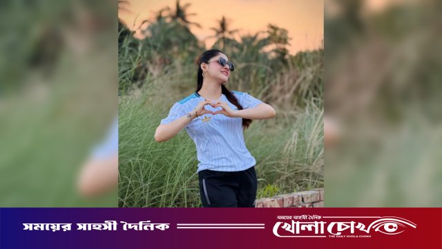 আর্জেন্টিনার জার্সি গায়ে নেটিজেনদের নজর কাড়লেন পূজা চেরি