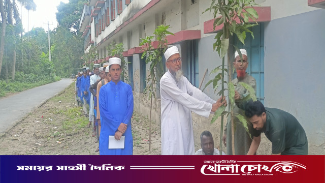 মহম্মদপুরে চাকুলিয়া এস.এম. দাখিল মাদ্রাসায় বৃক্ষরোপণ কর্মসূচি অনুষ্ঠিত