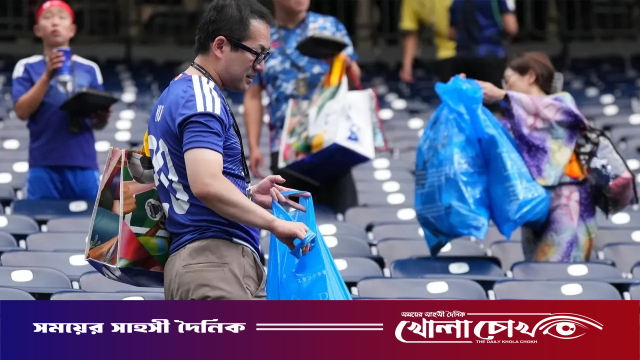 ম্যাচ শেষে স্টেডিয়াম পরিষ্কার করলেন জাপানি সমর্থকরা