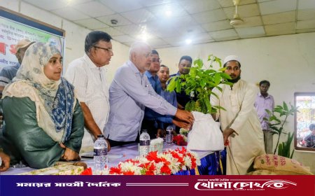 দৌলতপুরে ক্ষুদ্র ও প্রান্তিক কৃষকদের মাঝে বিনামূল্যে কৃষি উপকরণ বিতরণ