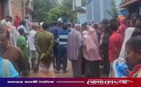 নওগাঁয় সমতা ও নেসডো সমবায় সমিতির কার্যালয়ের সামনে গ্রাহকদের মানববন্ধন