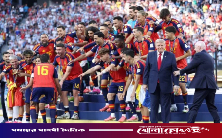 মঞ্চ ছাড়তে অনীহা ট্রাম্পের, বিব্রতকর পরিস্থিতিতে ফিফা সভাপতি