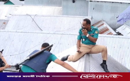 টঙ্গীতে টিনের চালে উঠে পুলিশের অভিযান