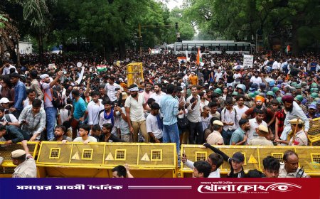দিল্লিতে শিক্ষার্থী-পুলিশ সংঘর্ষে আহত ১৮০, আন্দোলন চালিয়ে যাওয়ার ঘোষণা