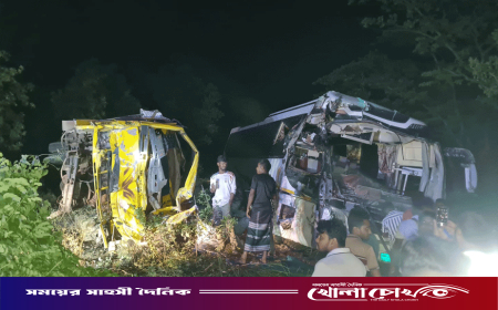 বনপাড়া-হাটিকুমরুল মহাসড়কে বাস-ট্রাক সংঘর্ষ, ট্রাকচালকের সহকারী নিহত, আহত ১২ রুশ নাগরিক
