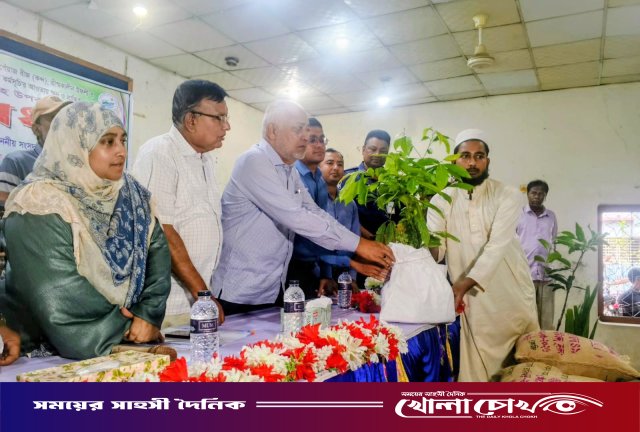 দৌলতপুরে ক্ষুদ্র ও প্রান্তিক কৃষকদের মাঝে বিনামূল্যে কৃষি উপকরণ বিতরণ