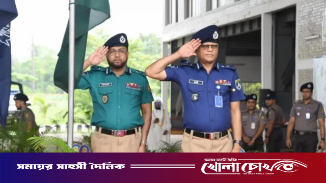 গাঢ় নীল-হালকা জলপাই শার্ট ও খাকি প্যান্টে ফিরলো পুলিশ
