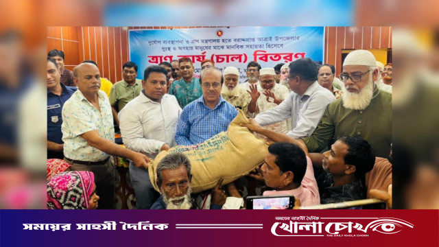 আত্রাইয়ে দুর্যোগ ব্যবস্থাপনা ও ত্রাণ মন্ত্রণালয়ের মানবিক সহায়তার চাল বিতরণ