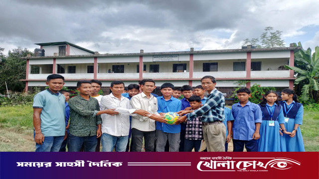 রোয়াংছড়িতে যুবদলের উদ্যোগে শিক্ষার্থীদের মাঝে ফুটবল বিতরণ