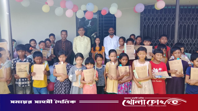 রোয়াংছড়ি থানার উদ্যোগে শিক্ষার্থীদের মাঝে শিক্ষা উপকরণ বিতরণ