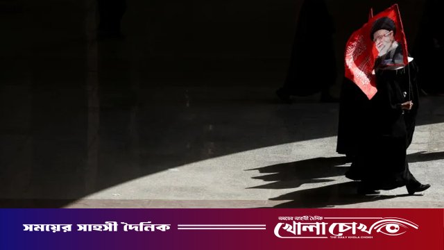 খামেনির জানাজায় প্রতিশোধের লাল পতাকা