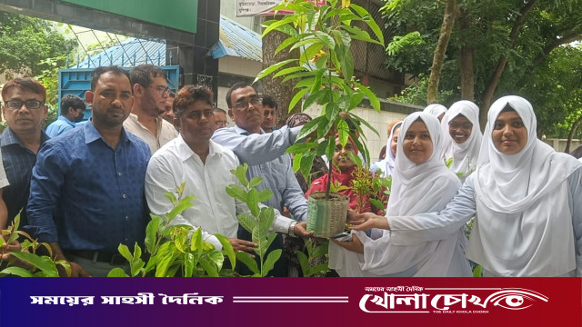বিক্রমপুর আদর্শ কলেজে বৃক্ষরোপণ কর্মসূচি পালিত