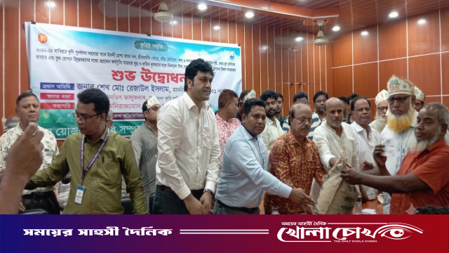 আত্রাইয়ে ​কৃষি প্রণোদনা কর্মসূচির আওতায় কৃষকের মাঝে বিনামূল্যে সার বীজ ও কৃষি উপকরণ বিতরণ