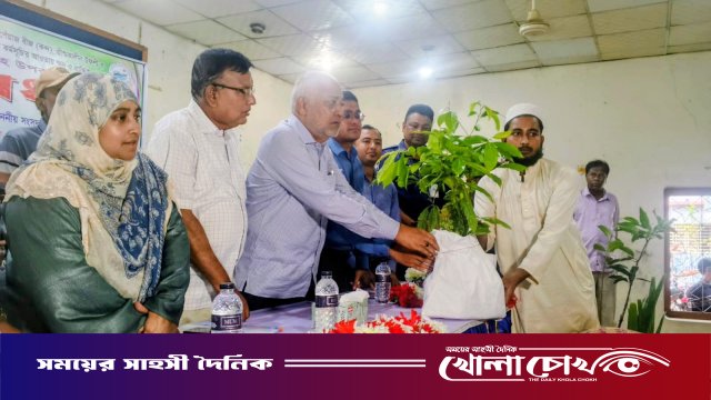 দৌলতপুরে ক্ষুদ্র ও প্রান্তিক কৃষকদের মাঝে বিনামূল্যে কৃষি উপকরণ বিতরণ