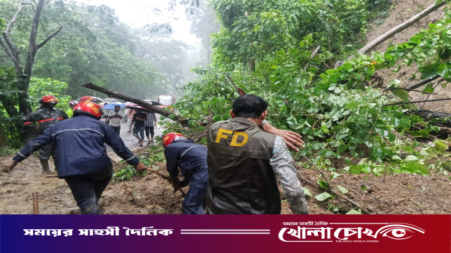 টানা বর্ষণে পাহাড় ধস: কাপ্তাই-চট্রগ্রাম  সড়কে যান চলাচল বন্ধ