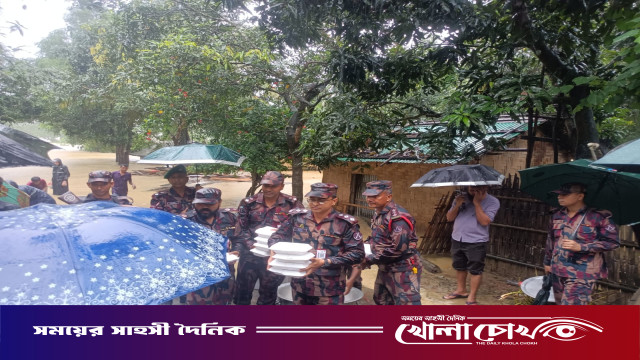 থানচিতে বন্যার্তদের পাশে বিজিবি, খাদ্য সহায়তা বিতরণ