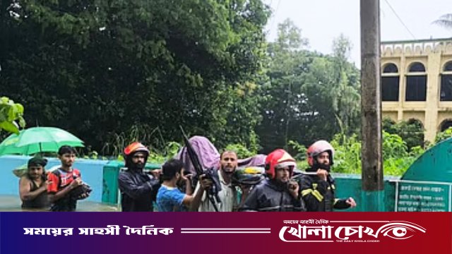 গলা সমান পানি পেরিয়ে উদ্ধার ফায়ার সার্ভিসের, বন্যা পরিস্থিতির মধ্যেই সন্তান জন্ম