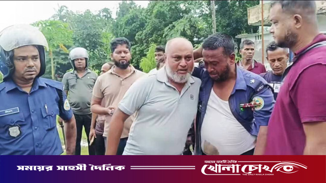 গুজবকে কেন্দ্র করে আগৈলঝাড়া থানায় হামলা, আহত ১০ পুলিশ সদস্য
