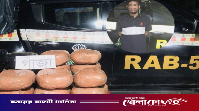 নওগাঁয় ৫০ কেজি গাঁজাসহ সিএনজি চালক ফারুক র‍্যাবের হাতে আটক