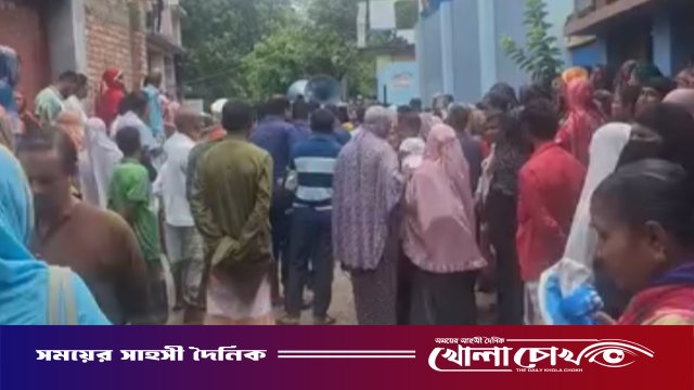 নওগাঁয় সমতা ও নেসডো সমবায় সমিতির কার্যালয়ের সামনে গ্রাহকদের মানববন্ধন