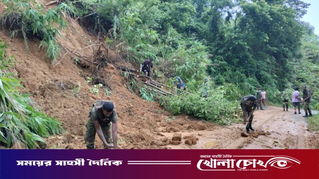 বান্দরবানে পাহাড় ধসে ব্যাহত সড়ক যোগাযোগ, সচল করতে মাঠে সেনাবাহিনী