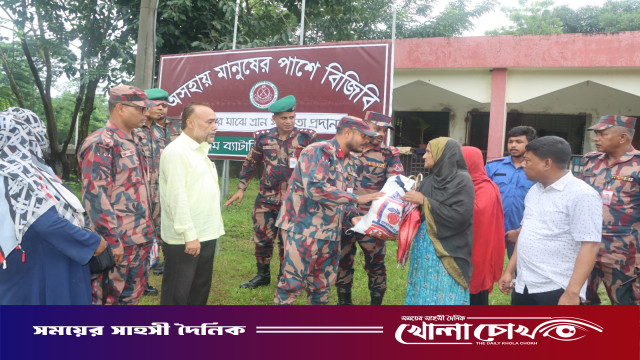 আলীকদমে বন্যা দুর্গত ও আশ্রয়কেন্দ্রে থাকা ৮০ পরিবারের মাঝে বিজিবি’র ত্রাণ বিতরণ