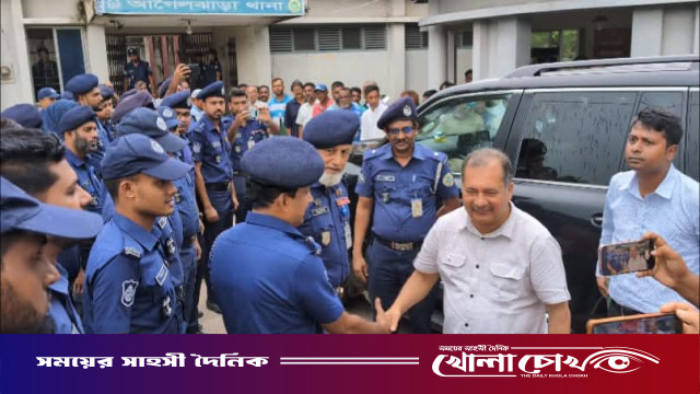 আগৈলঝাড়া থানায় হামলার ঘটনায় থানা পরিদর্শনে তথ্য মন্ত্রী জহির উদ্দিন স্বপন