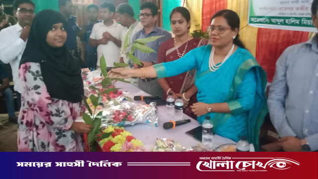 গোয়ালন্দে জলবায়ু পরিবর্তন বিষয়ে সচেতনতা সৃষ্টির লক্ষ্যে বৃক্ষের চারা বিতরণ