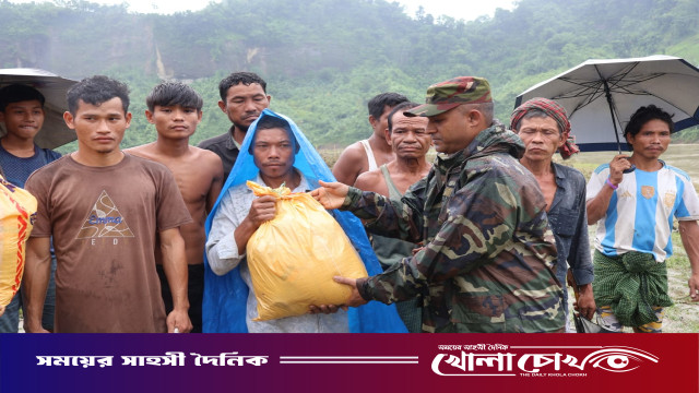 দুর্গম নয়াপাড়া মেরিনচরে নৌকায় পৌঁছে বন্যার্তদের পাশে আলীকদম সেনা জোন