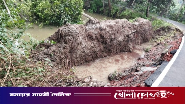 সদরপুরে টানা বৃষ্টিতে ধসে গেল পাকা সড়ক, চরম দুর্ভোগে এলাকাবাসী
